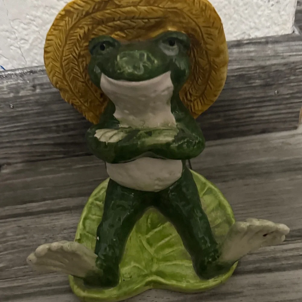 Green Frog Figurine with Straw Hat for Reptile Habitats